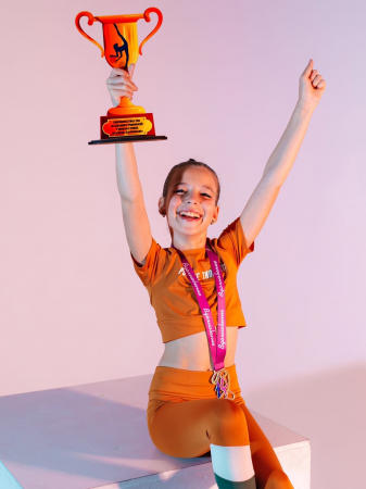 Статуэтка в форме кубка